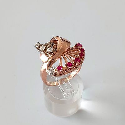 טבעת זהב אדום 14 קראט חתומה, משקל 9.57 גרם, מידה 7.5 ניתנת להגדלה, משובצת 4 יהלומים סה"כ 0.25 