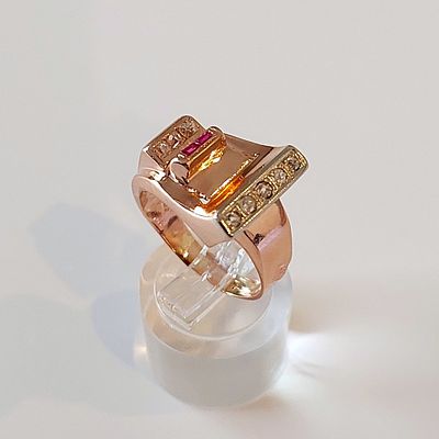 טבעת זהב גוון אדום 14 קראט חתום, משקל 6 גרם, עבודת יד ישנה מיוחסת לשנות השישים, משובצת יהלומים 