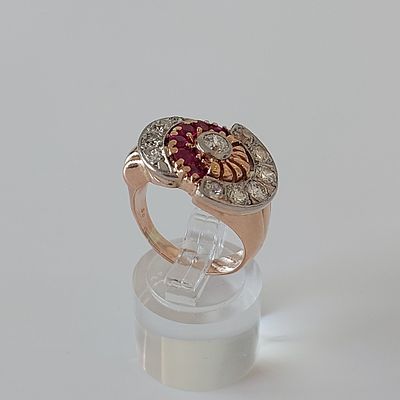 טבעת זהב גוון אדום 14 קראט חתום, משקל 11.29 גרם, עבודת יד מיוחסת לשנות השישים, משובצת 10 