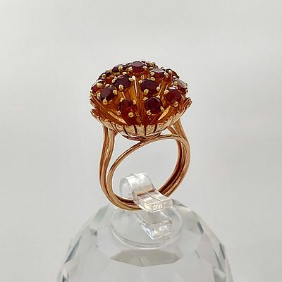 טבעת זהב גוון אדום 14 קראט חתומה, משקל 9.91 גרם, מידה 7.5 ניתנת להגדלה או להקטנה, עבודת יד ישנה 