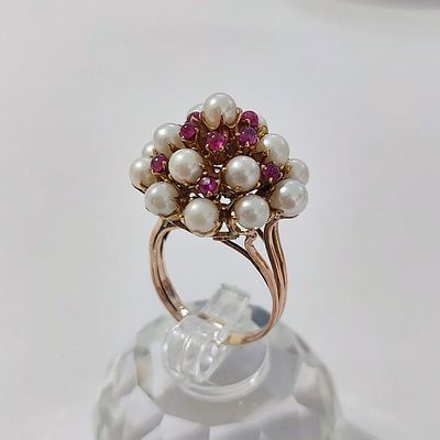 טבעת זהב אדום 14 קראט חתומה, משקל 6.50 גרם, משובצת בפניני אקויה יפניות גודל 4.5 מ"מ ורובינים 