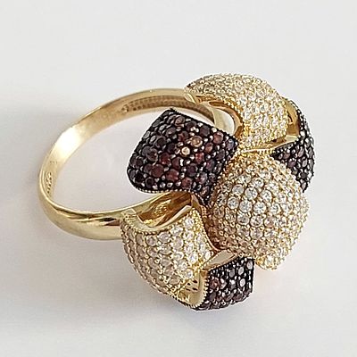 טבעת זהב צהוב 14 קראט חתומה, עבודה חדשה, סגנון פרח משובצת בזירקונים גוון אדום ולבן, משקל 9.85 
