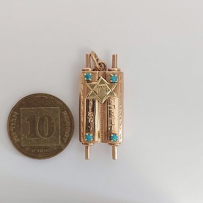 תליון ספר תורה זהב צהוב 14 קראט חתום, עבודת יד ישנה, ספר תורה עם פלטת מגן דוד והכיתוב ציון 