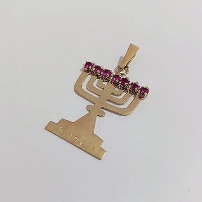 תליון מנורה זהב צהוב 14 קראט חתום, מנורת שבעת הקנים משובצת ברובין קוטר 2.88 מ"מ. משקל 4.27 גרם 