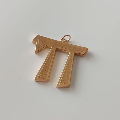 תליון חי זהב צהוב 14 קראט חתום, זהב בגימור מט (מוברש) במרכז, גודל 3.5 סמ"ר. משקל 5.9 גרם, מצב חדש.