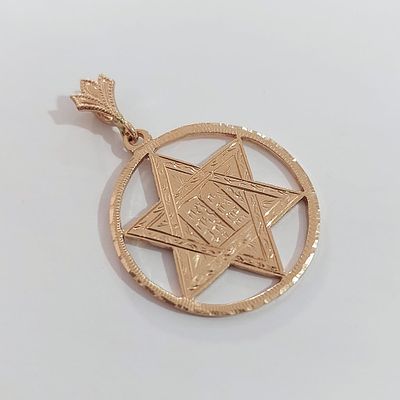 תליון מגן דוד זהב צהוב 14 קראט חתום, משקל 5.60 גרם, קוטר 2.60 ס"מ, מגן דוד עם לוחות הברית במרכז 