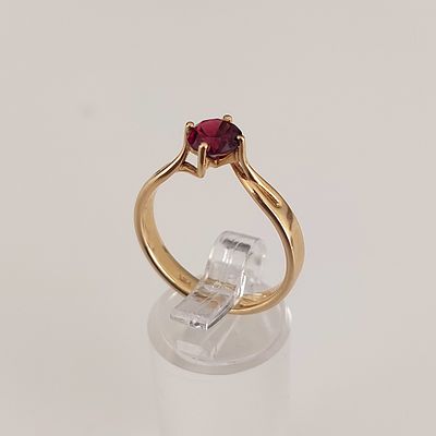 טבעת זהב צהוב 14 קראט חתום, עבודת אומן מיוחדת במשקל 3.38 גרם, מידה 8, משובצת באבן גרנט 5.88 מ"מ 