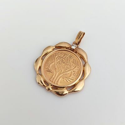 תליון מדליון זהב צהוב 18 קראט של החברה הממשלתית למדליות, מעוטר במסגרת זהב 14 קראט, משקל 7.31 