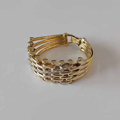 צמיד זהב צהוב 14 קראט חתום, עבודת יד מיוחדת במשקל 36 גרם, רוחב החזית 2.5 ס"מ, חזית משובצת 