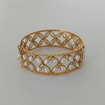 צמיד זהב גוון אדום 18 קראט, צמיד לולו עיראקי ישן ביותר. משקל 48.7 גרם, קוטר 6 ס"מ, רוחב 2.5 ס"מ 