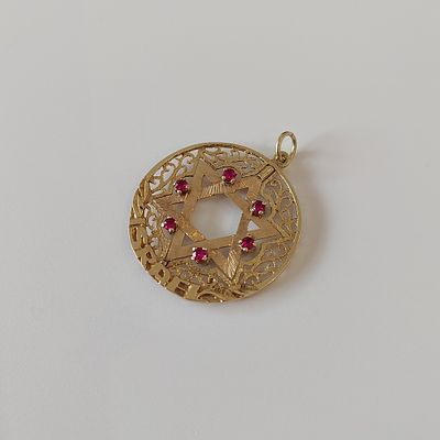 תליון זהב צהוב 14 קראט חתום, משקל 6.12 גרם, עבודת יד ישנה מיוחסת לשנות השישים. במרכז מגן דוד 