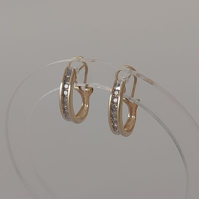 עגילי זהב צהוב 14 קראט חתומים, משקל 5.07 גרם, משובצים בחזית ב7 יהלומים סה"כ 0.28 קראט, סגירת 