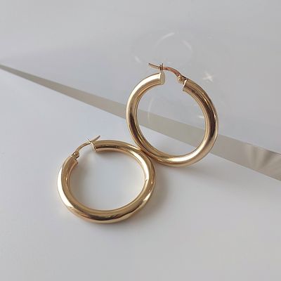 עגילי זהב צהוב 14 קראט חתומים, משקל 3.25 גרם, עבודה איטלקית, קוטר חישוק 3.5 ס"מ, מצב חדש.