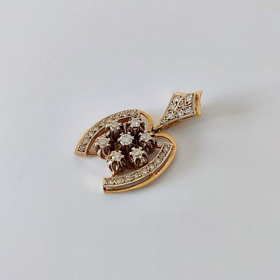 תליון זהב גוון אדום 18 קראט חתום. משקל 6.86 גרם. רוחב 2.5 ס"מ, גובה כולל המתלה 4 ס"מ, משובץ ב-7 