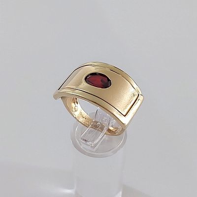 טבעת זהב צהוב 14 קראט חתום, משקל 9.79 גרם, עבודת יד ישנה מיוחסת לשנות השבעים, משובצת באבן גרנט 