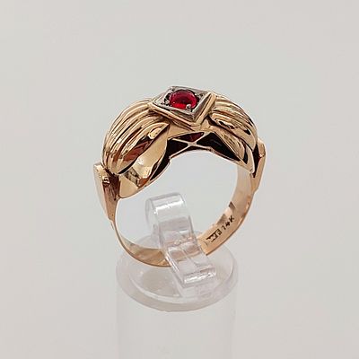 טבעת זהב אדום 14 קראט חתום, משקל 5.42 גרם, עבודת יד ישנה מיוחסת לשנות השבעים, משובצת באבן גרנט 