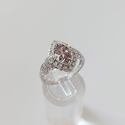 טבעת זהב לבן 18 קראט חתומה, משקל 4.32 גרם, משובצת 25 יהלומים ובמרכז 6 אבני רובי, מידה 8, גודל 