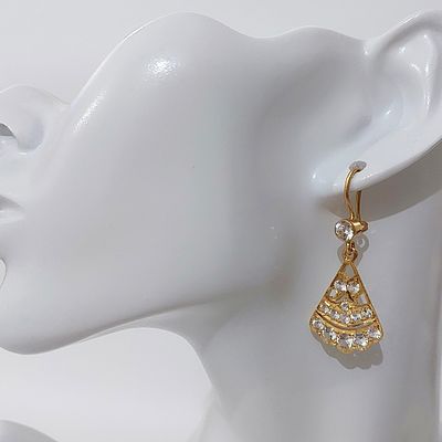 עגילי זהב 22 קראט, עבודה ישנה מאוד במשקל 8.90 גרם, משובצת אבנים שקופות, אורך 4 ס"מ, רוחב 2 ס"מ, 