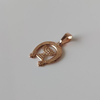 תליון זהב צהוב 14 קראט חתום בצורת מנורה תחום באות אומגה (האות האחרונה), משקל 1 גרם, עבודת יד 