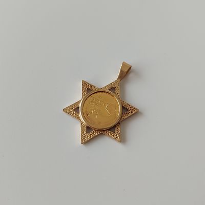 תליון מדליה זהב צהוב 18 קראט של החברה הממשלתית ומסביב מגן דוד 14 קראט, הכיתוב במדליה "בן שלוש 