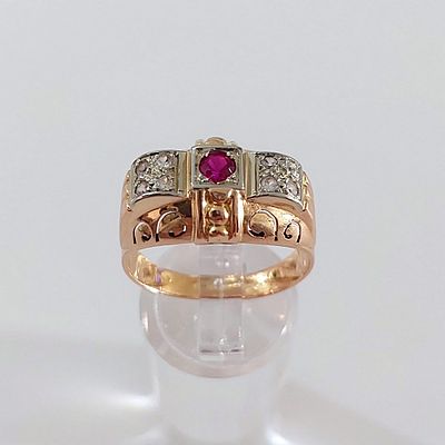 טבעת זהב צהוב 18 קראט חתומה, משקל 3.42 גרם, מידה 7.5, עבודת יד ישנה משובצת עם אבנים צבעוניות 