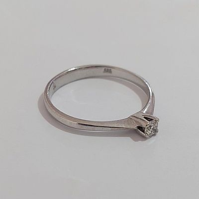 טבעת זהב לבן 14 קראט חתומה, משובצת יהלום 2.73 מ"מ, מידה 7, טבעת סוליטר, מצב חדש. 
*היד הינה 