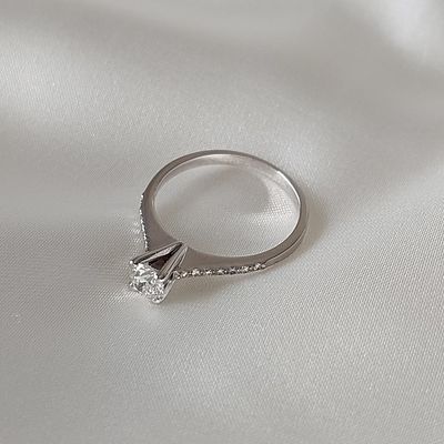 טבעת יהלומים זהב לבן 14 קראט חתומה, מידה 6.5, יהלום מרכזי ויהלומים בצדדים במשקל כולל של 0.57 