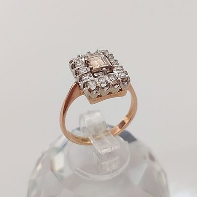 טבעת זהב 14 קראט חתומה 585, משובצת ביהלום צבעוני מרכזי 0.9 קראט ועוד 14 יהלומים במשקל כולל 0.28 