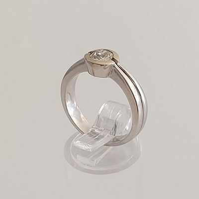 טבעת זהב לבן 14 קראט חתומה, מידה 6.5, משובצת ביהלום בגודל 5 מ"מ, עבודת יד ישנה שמורה כחדשה. 