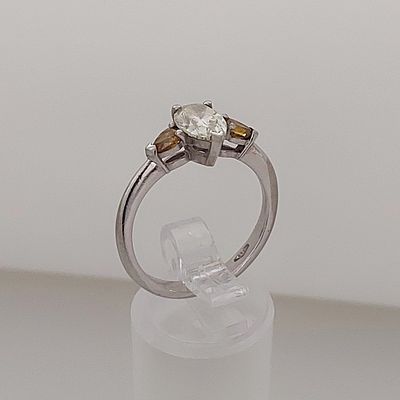 טבעת זהב לבן 14 קראט 585, מידה 7, משובצת ביהלום טיפה 1.02 קראט ועוד 2 יהלומים חומים צהובים 0.40 