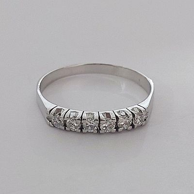 טבעת זהב לבן 14 קראט חתומה, משובצת 6 יהלומים משקל כולל 0.24 קראט, מידת טבעת 10, עבודה ישנה שנות 