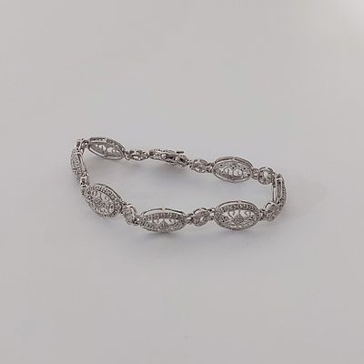 צמיד זהב לבן 14 קראט חתום, משקל 11.65 גרם, אורך 18.5 ס"מ, משובץ בעשרות יהלומים זעירים, כחדש. 