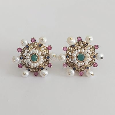 עגילי זהב צהוב 14 קראט, משקל 8.63 גרם, קוטר 2.5 ס"מ, עבודת יד ישנה מאוד, משובצים בפנינים ואבני 