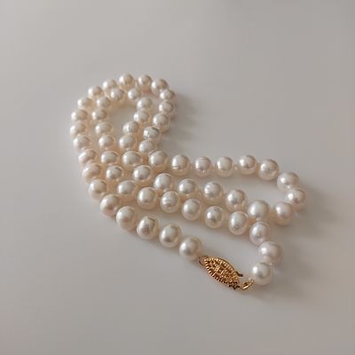 מחרוזת פניני אקויה גוון ולבן גודל פנינה 8-9 מ"מ, אורך 50 ס"מ, חדש.