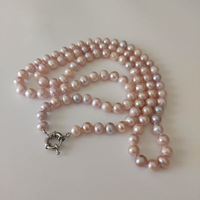 מחרוזת פניני אדיסון גוון לבן ואפור נחושת גודל פנינה 9-10 מ"מ, אורך 88 ס"מ, חדש.