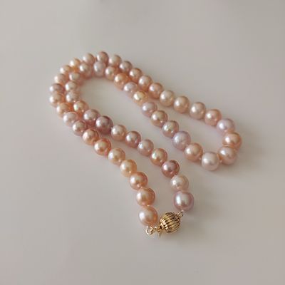 מחרוזת פניני אקויה גוון ורוד אפור ולבן גודל פנינה 10 מ"מ, אורך 50 ס"מ, חדש.