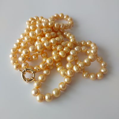 מחרוזת פנינים גוון צהוב זהב, גודל פנינה 8-9 מ"מ, אורך 125 ס"מ, חדש.