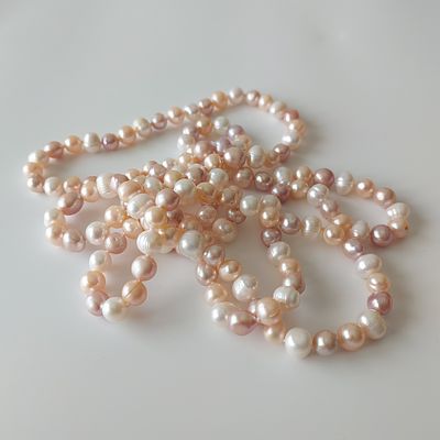מחרוזת פנינים גוון לבן, ורוד, אפור נחושת, גודל פנינה 8-9 מ"מ, אורך 1.20מטר, חדש.