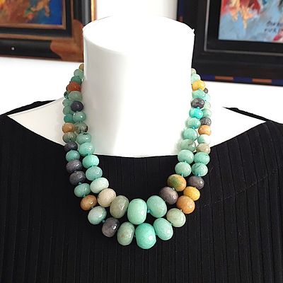 שרשרת שתי שורות אבני חן אמזונייט צבעוניות בגודלים משתנים 10 עד 21 מ"מ, אורך 44-46 ס"מ, עבודת יד 