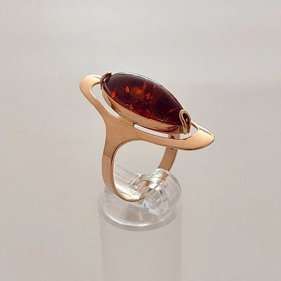 טבעת זהב גוון אדום 14 קראט 583 חתומה, משקל 3.91 גרם, עבודה רוסית ישנה חתומה, משובצת אבן ענבר 