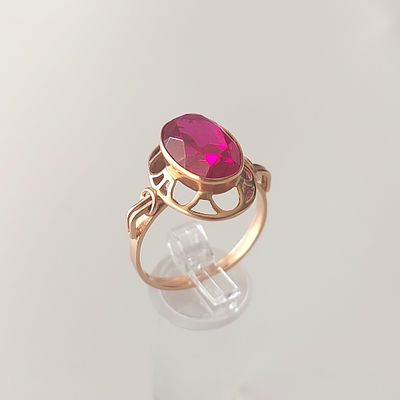 טבעת זהב אדום 14 קראט, עבודה רוסית ישנה חתומה 583, משקל 5.80 גרם, מידה 11.5. שיבוץ אבן אדומה 