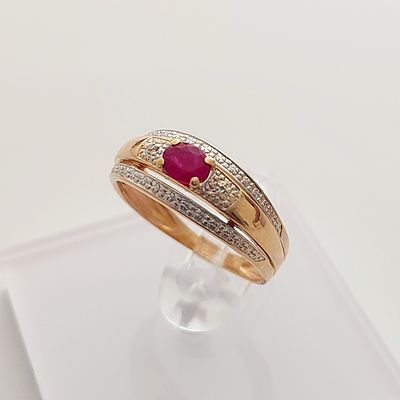 טבעת זהב צהוב 18 קראט חתומה, משובצת בעשרות יהלומים קטנטנים ובמרכז אבן רובי בגודל 4.74 על 3.65 