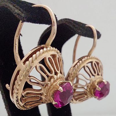 עגילי זהב אדום 14 קראט חתומים 583, עבודה רוסית ישנה, משובצים באבן אדומה גודל 6.7 מ"מ. קוטר כולל 