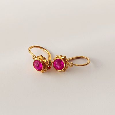 עגילי זהב צהוב עז 14 קראט חתום, עבודה רוסית ישנה 583 עגילים תלויים גובה 1.5 ס"מ, אבן אדומה קוטר 