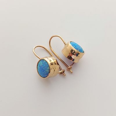 עגילי זהב 14 קראט תלויים חתומים, משקל 3.94 גרם, משובצים באבני אופל בקוטר 8 מ"מ כל אבן, עבודה 