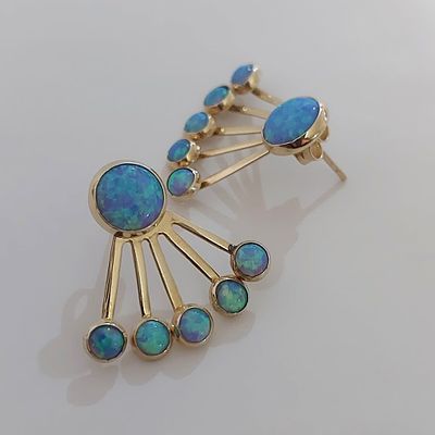 עגילי זהב צהוב 14 קראט חתומים, משקל 3.53 גרם, משובצים באבני אופל טבעיות בגדלים של 7.10 מ"מ ו-4 