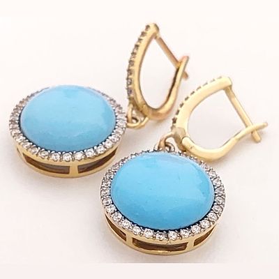 עגילי זהב צהוב 14 קראט חתומים, משובצים באבן טורקיז בקוטר 13.94 מ"מ וזירקונים. קוטר כולל 16.65 