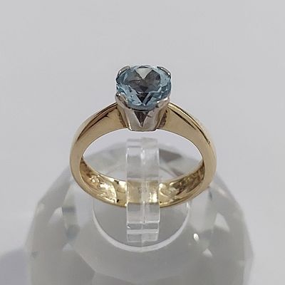 טבעת זהב צהוב 14 קראט חתומה משובצת באבן בלו טופז צלולה בגודל 7.4 מ"מ. משקל 4.9 גרם, מידה 7.5 