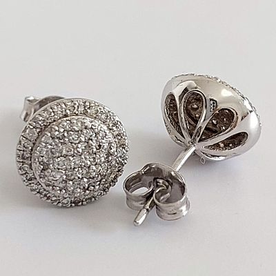 עגילי זהב לבן 14 קראט חתום, משקל 3.17 גרם, משובצים יחד סה"כ 1 קראט יהלומים, קוטר העגיל 10.34 