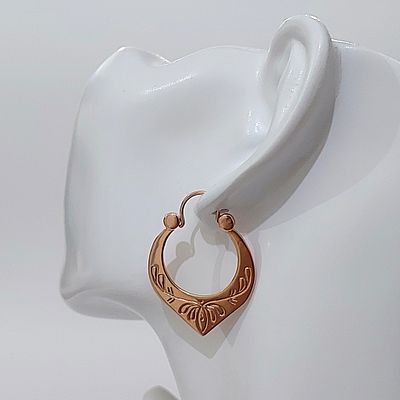 עגילי זהב 14 קראט חתומים, משקל 5.70 גרם, עגילי חישוק עלה עם חריטות פרחוניות, 3.5 על 2.5 ס"מ 